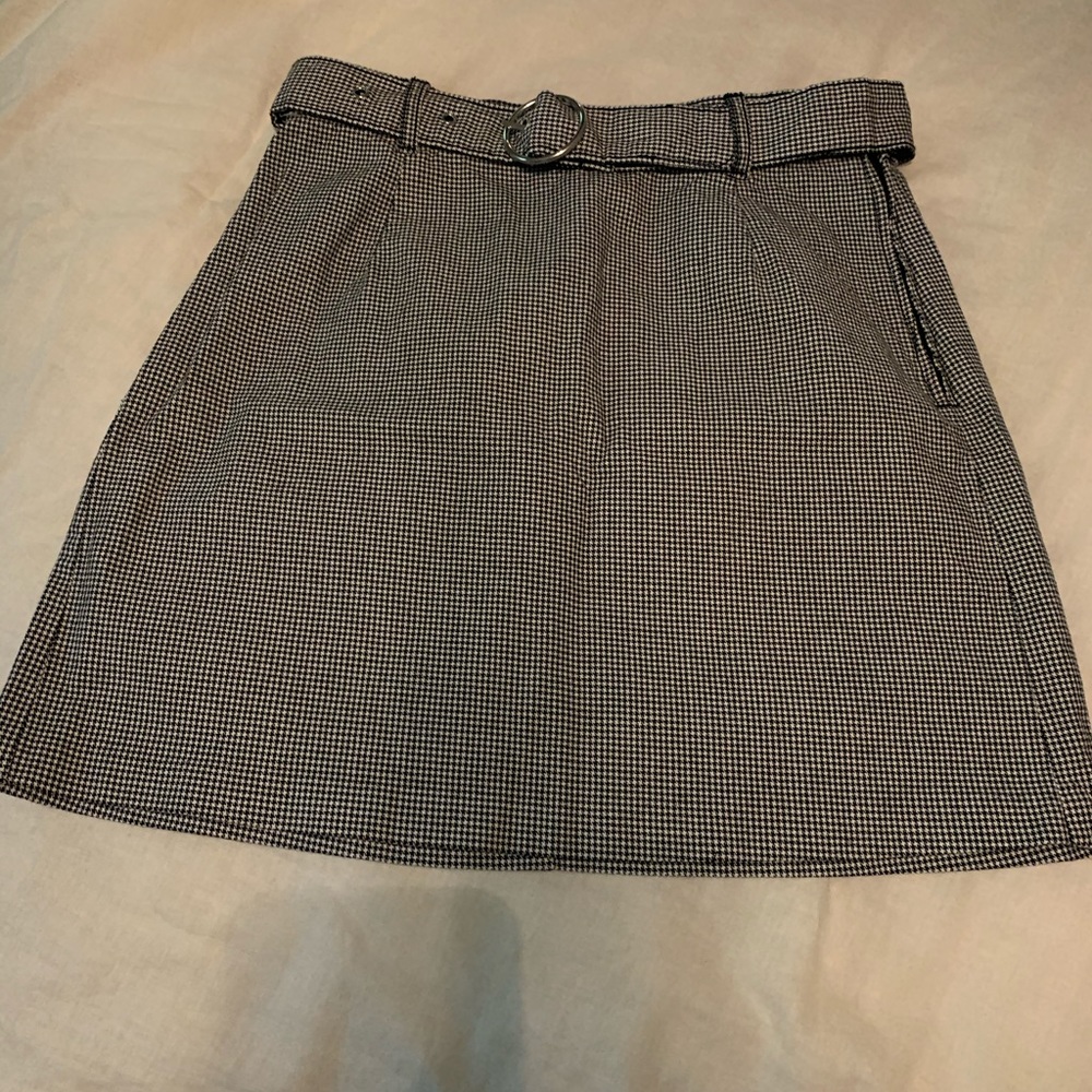 New Size 4 H&M black and white checkered skirt